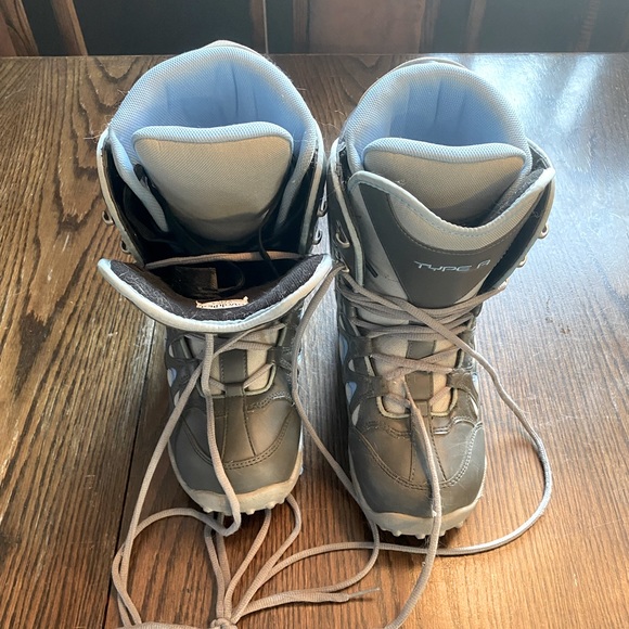Size 9 Evolution snowboard boots. Ladies. EUC - Picture 1 of 4
